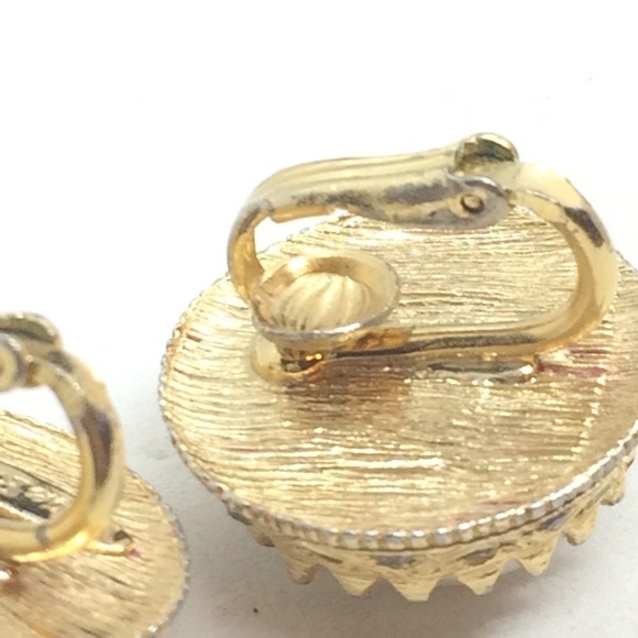 VINTAGE NETTIE ROSENSTEIN CLIP ON EARRINGS FAUX PEARL RHINESTONES GOLD TONE - Picture 15 of 17